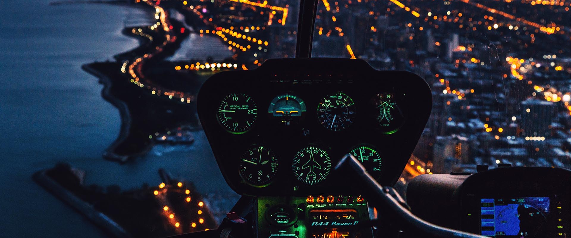 light-skyline-night-city-skyscraper-fly-cityscape-aircraft-dusk-evening-reflection-flight-helicopter-control-screenshot-aerial-photography-atmosphere-of-earth-1329333-copie.jpg