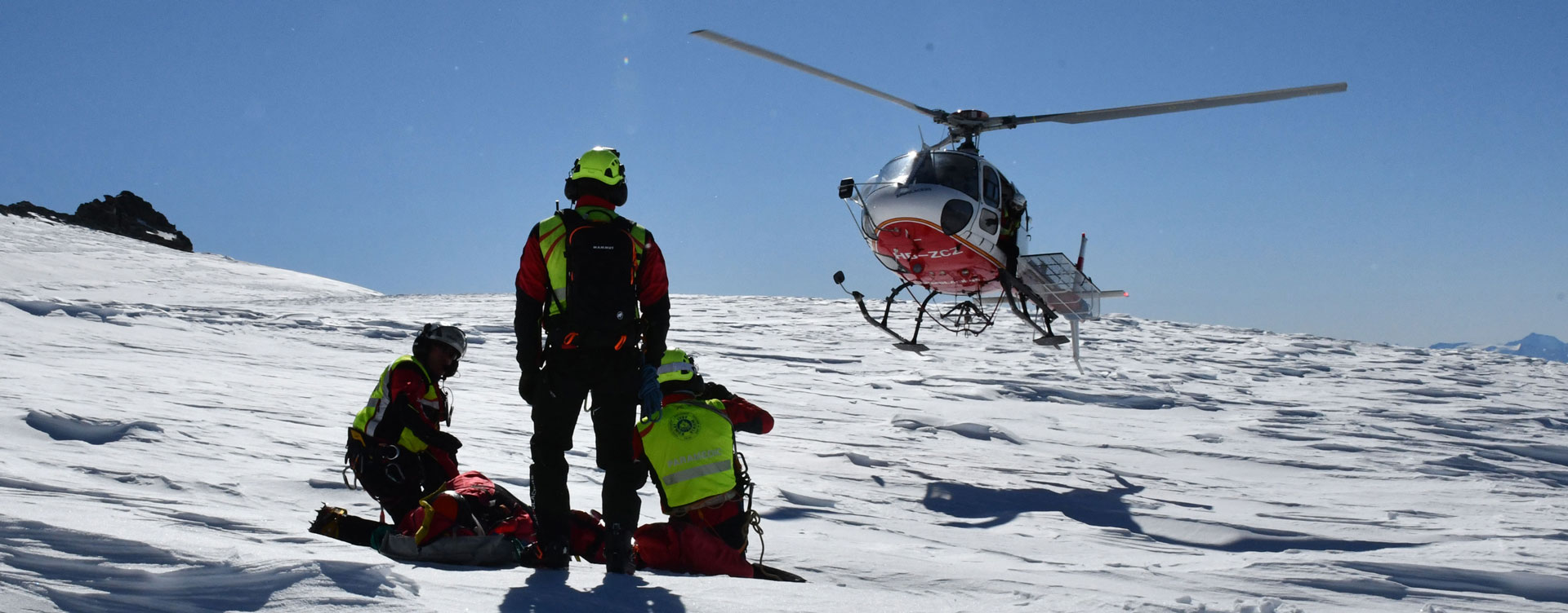 Bergsteiger aus einer Gletscherspalte durch Air-Glaciers-Rettungsteam befreit