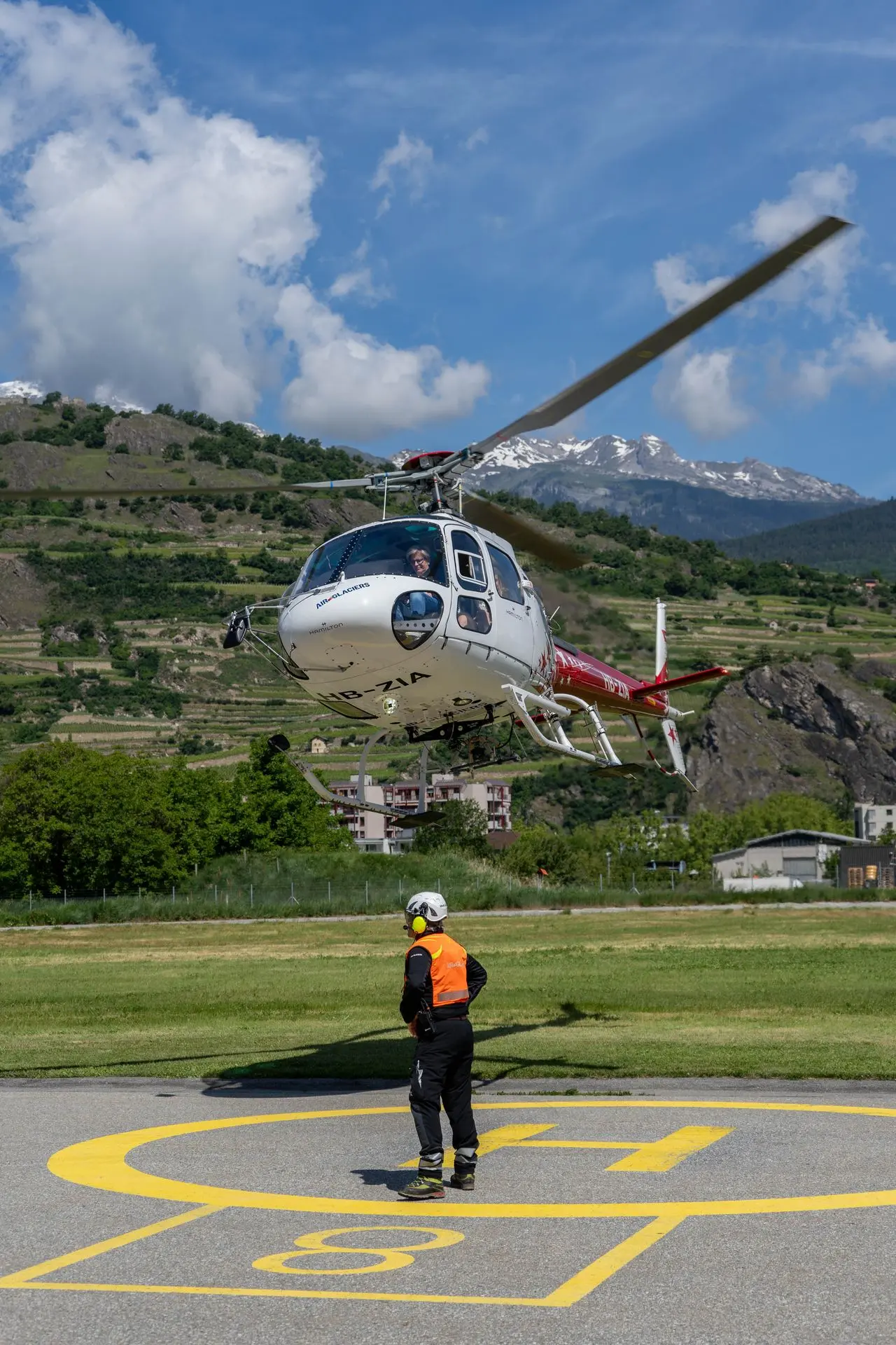 Un hélicoptère Airbus H125 d'Air-Glaciers en approche de la base de Sion